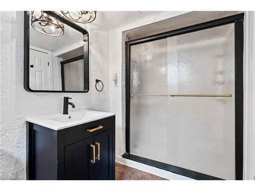 7180 Woodington Road, Niagara Falls, ON - Indoor Photo Showing Bathroom