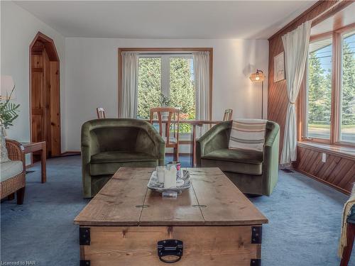 219 Lakeshore Road, St. Catharines, ON - Indoor Photo Showing Living Room