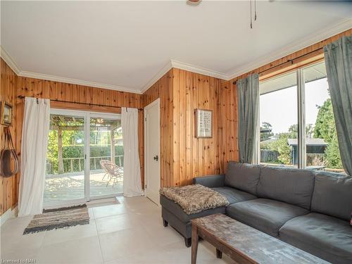 219 Lakeshore Road, St. Catharines, ON - Indoor Photo Showing Living Room