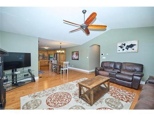 8103 Costabile Drive, Niagara Falls, ON - Indoor Photo Showing Living Room