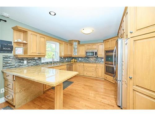 8103 Costabile Drive, Niagara Falls, ON - Indoor Photo Showing Kitchen With Double Sink