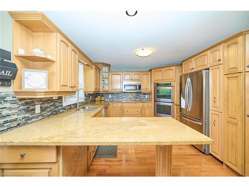 8103 Costabile Drive, Niagara Falls, ON - Indoor Photo Showing Kitchen With Double Sink