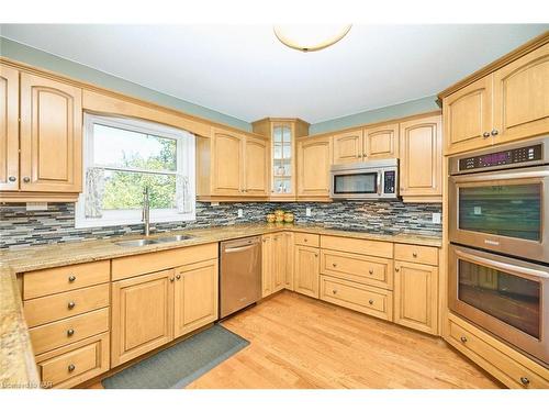 8103 Costabile Drive, Niagara Falls, ON - Indoor Photo Showing Kitchen With Double Sink