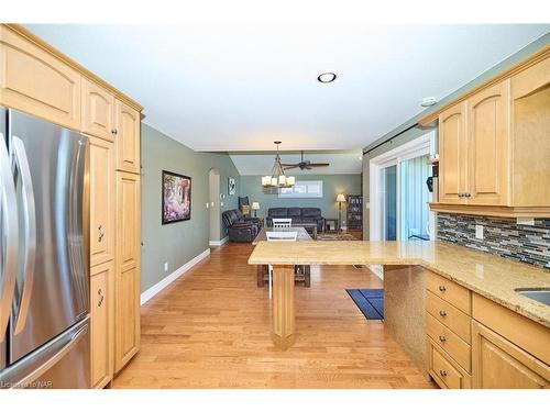 8103 Costabile Drive, Niagara Falls, ON - Indoor Photo Showing Kitchen