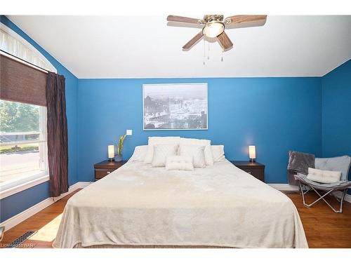 8103 Costabile Drive, Niagara Falls, ON - Indoor Photo Showing Bedroom