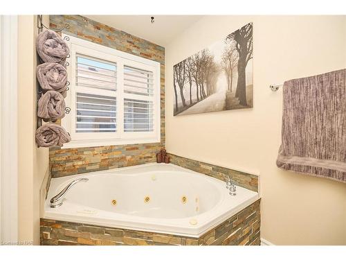 8103 Costabile Drive, Niagara Falls, ON - Indoor Photo Showing Bathroom