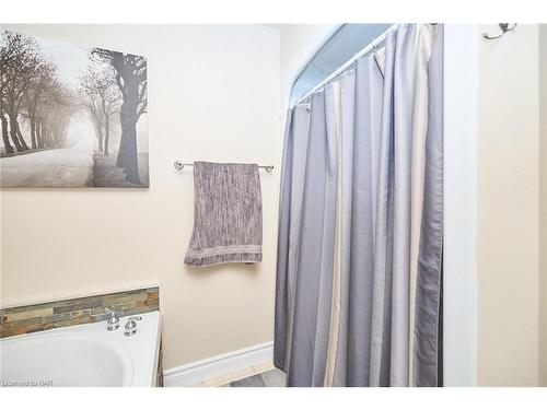 8103 Costabile Drive, Niagara Falls, ON - Indoor Photo Showing Bathroom