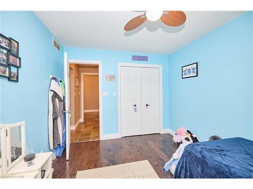 8103 Costabile Drive, Niagara Falls, ON - Indoor Photo Showing Bedroom