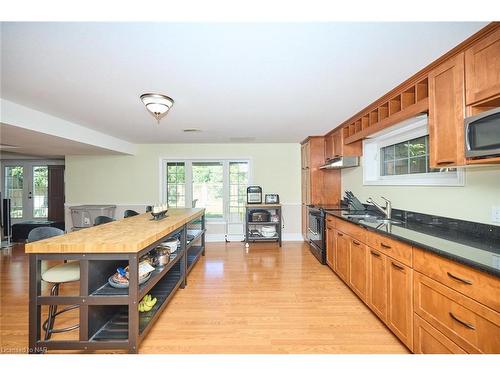 8103 Costabile Drive, Niagara Falls, ON - Indoor Photo Showing Kitchen