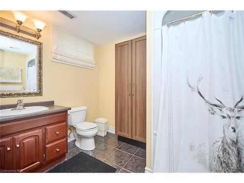 8103 Costabile Drive, Niagara Falls, ON - Indoor Photo Showing Bathroom