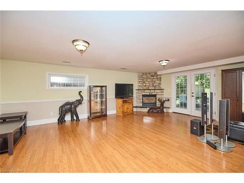 8103 Costabile Drive, Niagara Falls, ON - Indoor Photo Showing Living Room With Fireplace