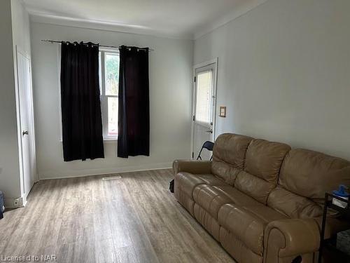 30-30 1/2 Wiley Street, St. Catharines, ON - Indoor Photo Showing Living Room