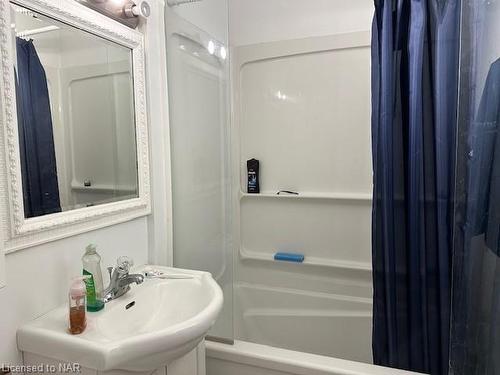 30-30 1/2 Wiley Street, St. Catharines, ON - Indoor Photo Showing Bathroom