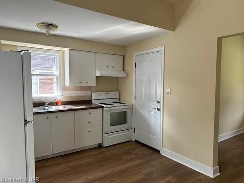 30-30 1/2 Wiley Street, St. Catharines, ON - Indoor Photo Showing Kitchen With Double Sink