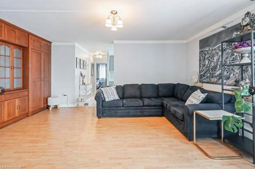 31-450 Carlton Street, St. Catharines, ON - Indoor Photo Showing Living Room