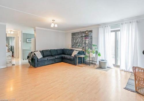 31-450 Carlton Street, St. Catharines, ON - Indoor Photo Showing Living Room