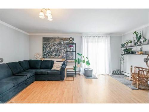 31-450 Carlton Street, St. Catharines, ON - Indoor Photo Showing Living Room