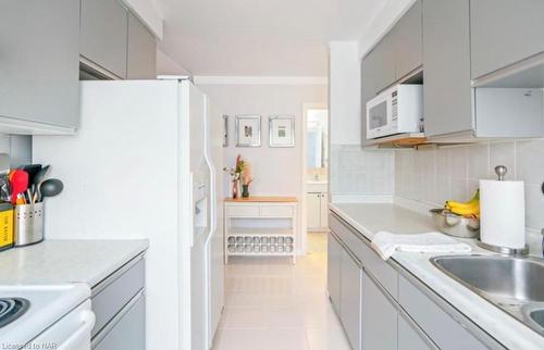 31-450 Carlton Street, St. Catharines, ON - Indoor Photo Showing Kitchen