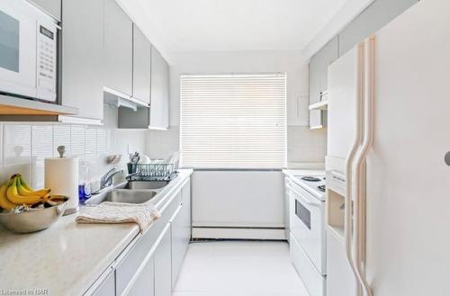 31-450 Carlton Street, St. Catharines, ON - Indoor Photo Showing Kitchen With Double Sink