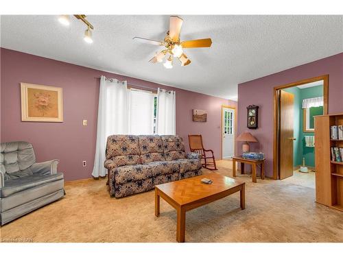 18 Hooker Street, Welland, ON - Indoor Photo Showing Living Room