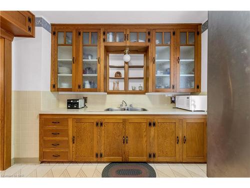 18 Hooker Street, Welland, ON - Indoor Photo Showing Kitchen With Double Sink