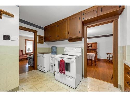 18 Hooker Street, Welland, ON - Indoor Photo Showing Kitchen