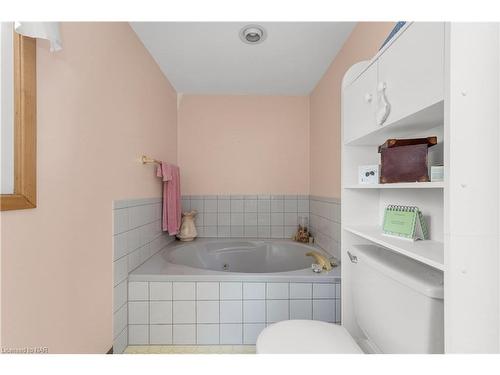 18 Hooker Street, Welland, ON - Indoor Photo Showing Bathroom