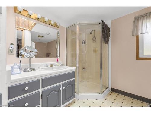 18 Hooker Street, Welland, ON - Indoor Photo Showing Laundry Room