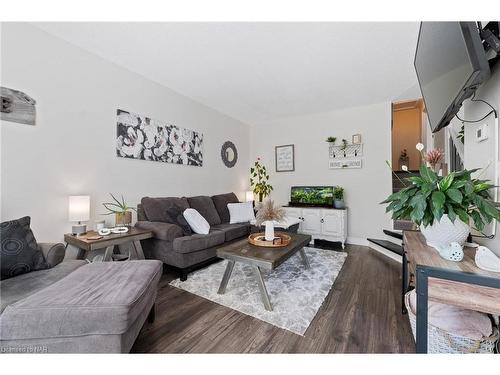 47 Greenmeadow Court, St. Catharines, ON - Indoor Photo Showing Living Room