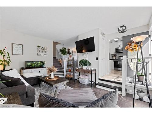 47 Greenmeadow Court, St. Catharines, ON - Indoor Photo Showing Living Room