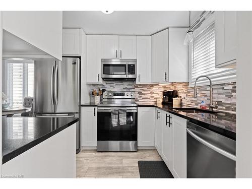 47 Greenmeadow Court, St. Catharines, ON - Indoor Photo Showing Kitchen With Upgraded Kitchen