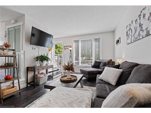 47 Greenmeadow Court, St. Catharines, ON - Indoor Photo Showing Kitchen With Upgraded Kitchen