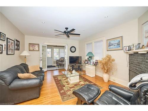 5791 Dorchester Road N, Niagara Falls, ON - Indoor Photo Showing Living Room