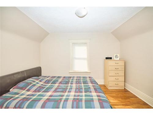 5791 Dorchester Road N, Niagara Falls, ON - Indoor Photo Showing Bedroom