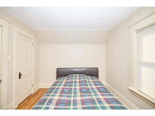 5791 Dorchester Road N, Niagara Falls, ON - Indoor Photo Showing Bedroom