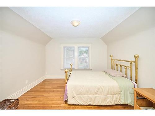 5791 Dorchester Road N, Niagara Falls, ON - Indoor Photo Showing Bedroom