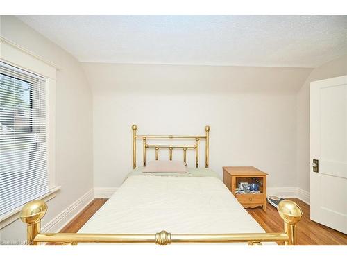 5791 Dorchester Road N, Niagara Falls, ON - Indoor Photo Showing Bedroom