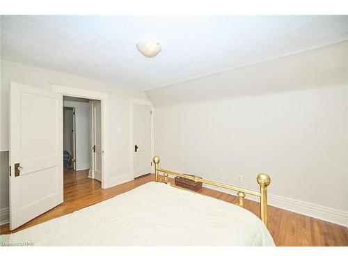 5791 Dorchester Road N, Niagara Falls, ON - Indoor Photo Showing Bedroom