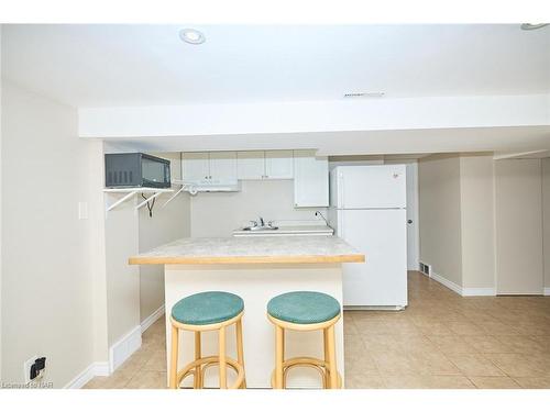 5791 Dorchester Road N, Niagara Falls, ON - Indoor Photo Showing Kitchen