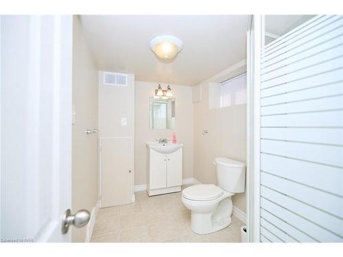 5791 Dorchester Road N, Niagara Falls, ON - Indoor Photo Showing Bathroom