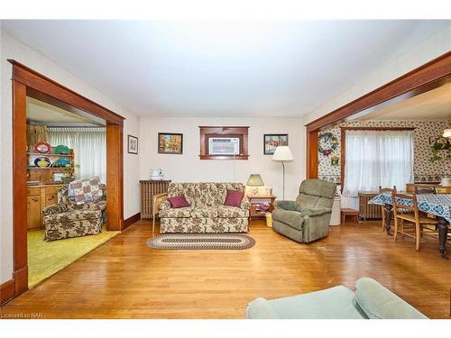 840 Ridge Road N, Ridgeway, ON - Indoor Photo Showing Living Room