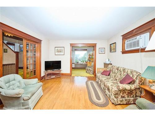 840 Ridge Road N, Ridgeway, ON - Indoor Photo Showing Living Room