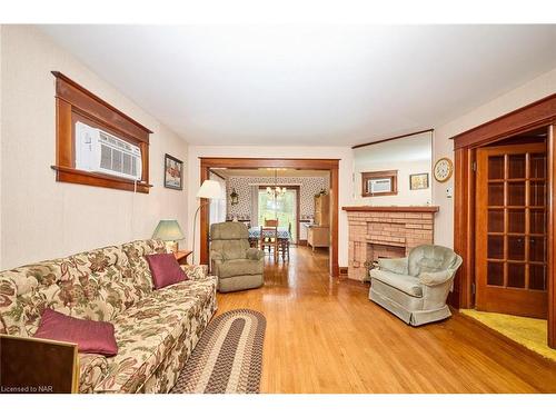 840 Ridge Road N, Ridgeway, ON - Indoor Photo Showing Living Room With Fireplace