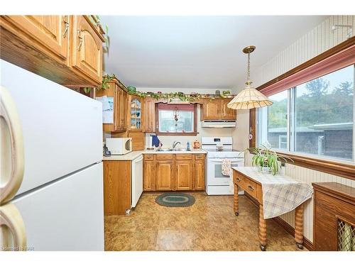 840 Ridge Road N, Ridgeway, ON - Indoor Photo Showing Kitchen