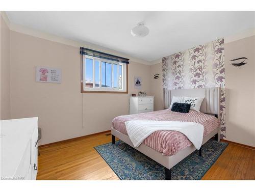 63 Honeywell Drive, Hamilton, ON - Indoor Photo Showing Bedroom