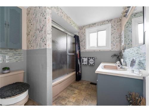 63 Honeywell Drive, Hamilton, ON - Indoor Photo Showing Bathroom