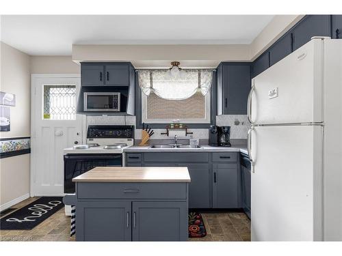 63 Honeywell Drive, Hamilton, ON - Indoor Photo Showing Kitchen With Double Sink