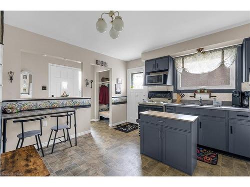 63 Honeywell Drive, Hamilton, ON - Indoor Photo Showing Kitchen