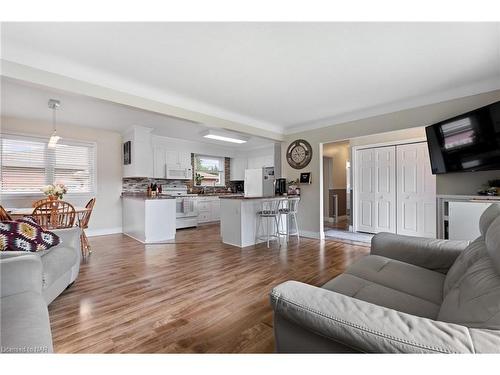 39 Greenhill Drive, Thorold, ON - Indoor Photo Showing Living Room