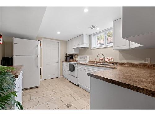 39 Greenhill Drive, Thorold, ON - Indoor Photo Showing Kitchen With Double Sink